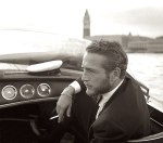Paul Newman se rendant à la Mostra de Venis en Riva, en 1963