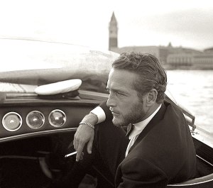Paul Newman se rendant à la Mostra de Venis en Riva, en 1963