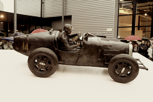 La statue dédié à Maurice Tritignant à Vergèze, où il possédait son havre de paix gardois