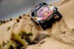 Le bouillonnant rallyman Carlos Sainz a profité de la défaillance de ses coéquipiers - et accessoirement ses plus sérieux adversaires - pour s'octroyer un premier Dakar