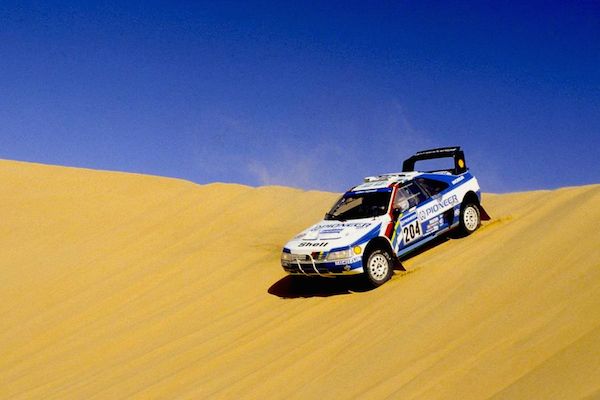 Après une première victoire en 1987 avec une Peugeot 205 T16, Ari Vatanen s'est octroyé les éditions 1989 et 1990 au volant de cette Peugeot 405 T16. Il ajoutera un dernier sacre à son palmarès l'année suivante à bord d'une Citroën ZX Rallye-Raid