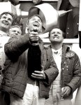 Le Mans 1967 : Dan Gurney initie sans le savoir une coutume qui deviendra universelle dans le monde du sport en secouant et en arrosant de champagne la foule l'acclamant