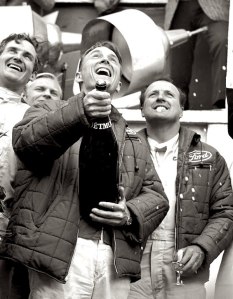 Le Mans 1967 : Dan Gurney initie sans le savoir une coutume qui deviendra universelle dans le monde du sport en secouant et en arrosant de champagne la foule l'acclamant