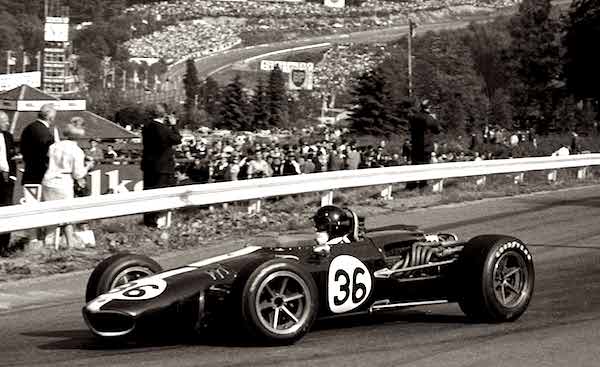 Dan Gurney au volant de la superbe Eagle T1G à moteur V12 Weslake, sur le tracé de Spa-Francorchamps, en 1967