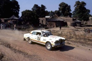 En 1980, Yvan et Bernard Tcherniavsky, Bernard Neimer et Marc Simonot s'élançaient à bord de Vespa 200cc. L'année suivante, ce sont Christophe Pelletier et Thierry de Moncorgé qui décident d'attaquer le désert en Rolls Royce Silver Shadow 4X4. Des extravagances qui comblaient Thierry Sabine en donnant une dimension un peu plus épique encore à son événement