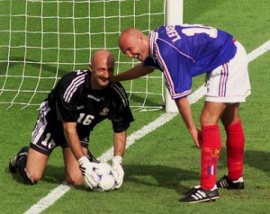 Fabien Barthez et Franck Leboeuf lors de France - Danemark au Mondial 1998