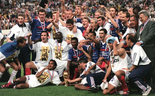 L'équipe de France autour du trophée tant convoité