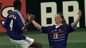 Torturé, cérébral, Emmanuel Petit n'a jamais paru aussi libéré qu'après avoir inscrit le troisième but de l'équipe de France en finale de la Coupe du Monde. C'est son pote de club, Patrick Vieira, auteur del a passe décisive, qui vient de congratuler en premier