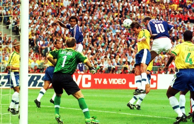 Zinédine Zidane prend le dessus sur Leonardo et crucifie une première fois Claudio Taffarel, sous les yeux de Junior Baiano et Christian Karembeu, Cafu et Roberto Carlos - caché par le poteau