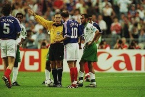 L'arbitre mexicain Arturo Carter indique l'endroit duquel Zinédine Zidane va devoir vivre la fin du match : les vestiaires