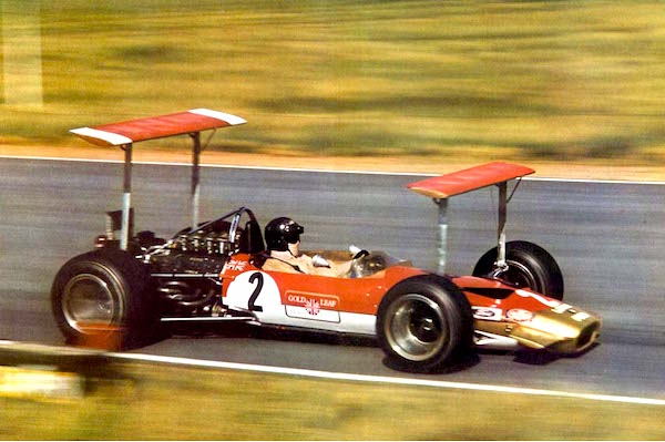 En 1969, Jochen Rindt, Graham Hill et Richard Atwood se sont succédés au volant de la Lotus 49B n°2 affublée de ces deux incroyables ailerons